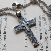 Piétà, pendentif double croix en argent