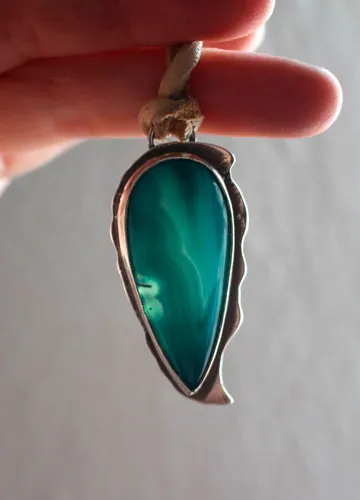 Pin bleu, collier littoral Atlantique en argent et agate bleue