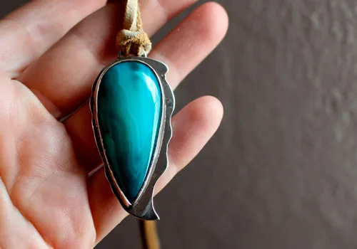Pin bleu, collier littoral Atlantique en argent et agate bleue
