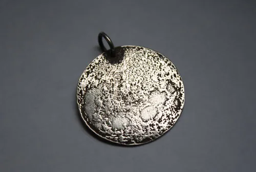 Pleine lune, pendentif satellite nocturne en argent