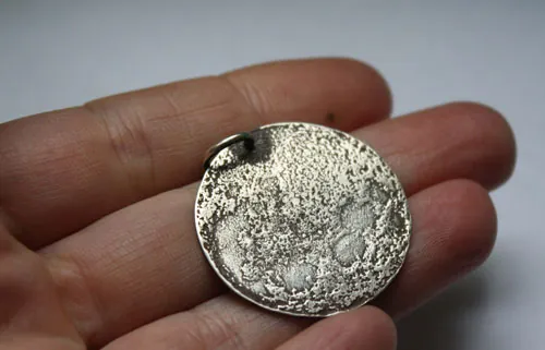 Pleine lune, pendentif satellite nocturne en argent
