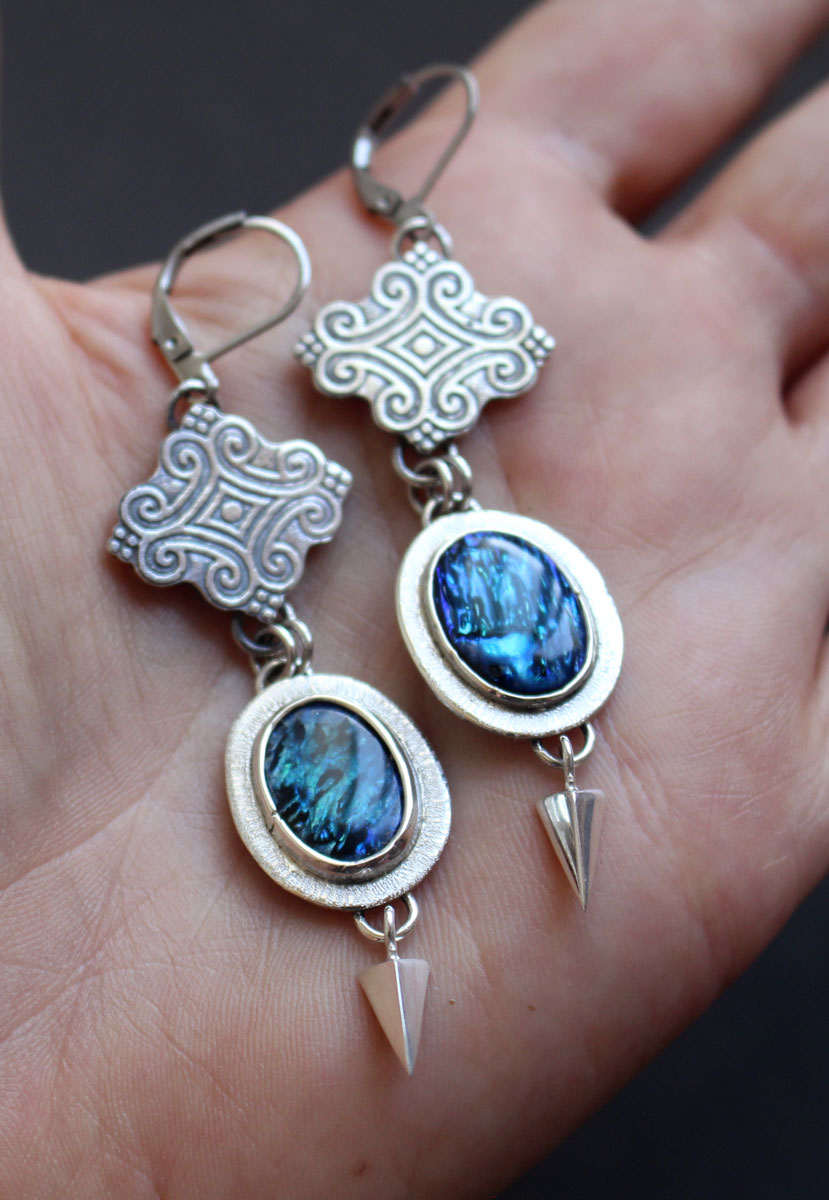 Pluie, boucles d’oreilles nuage de volutes en argent et paua