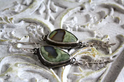 Pluie des sous-bois, boucles d’oreilles fougère en argent et jaspe forêt tropicale