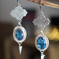 Pluie, boucles d’oreilles nuage de volutes en argent et paua