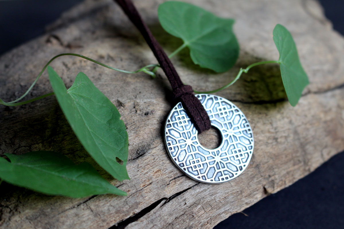 Poème de Chine, collier cercle chinois et géométrie florale en argent