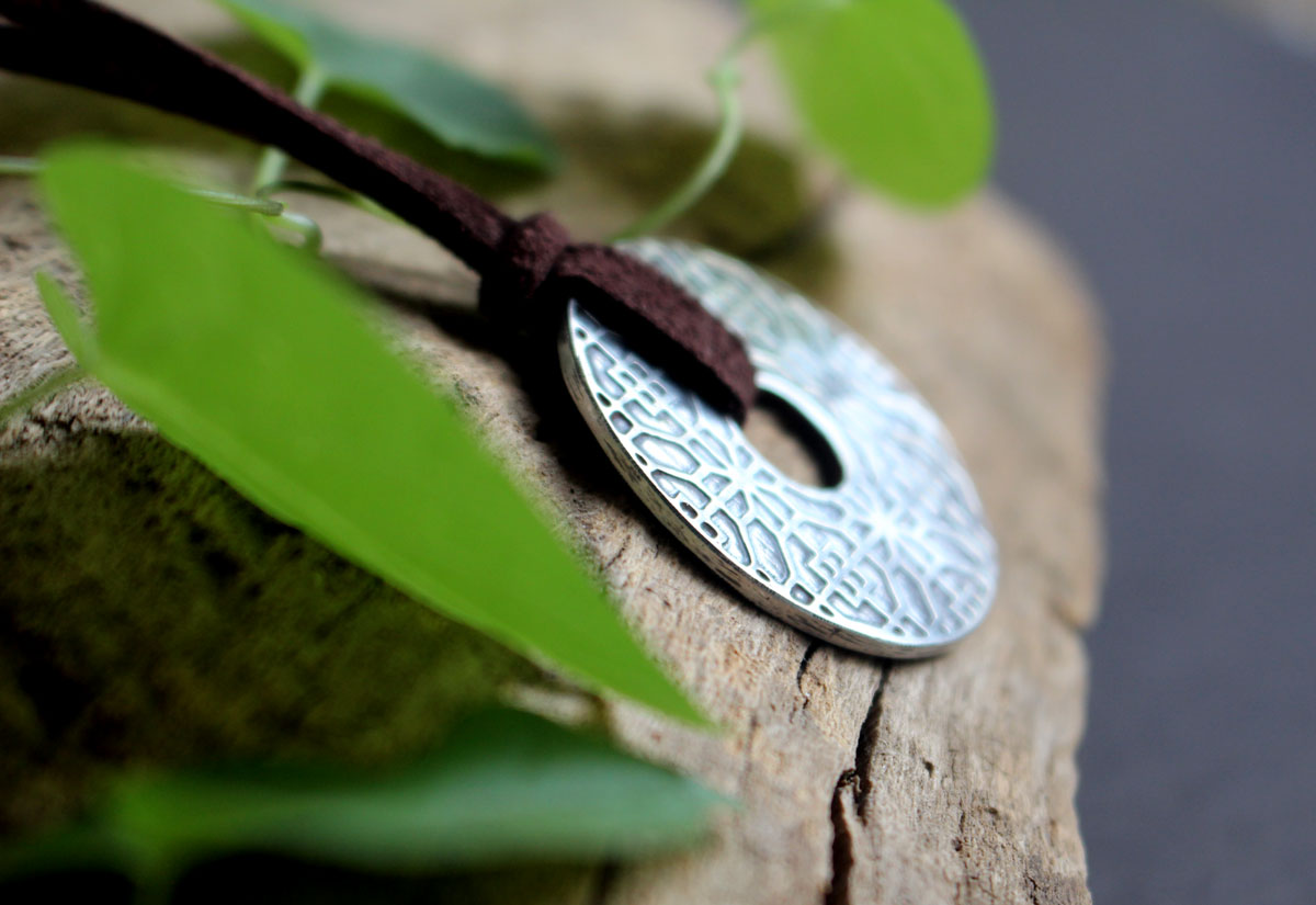 Poème de Chine, collier cercle chinois et géométrie florale en argent