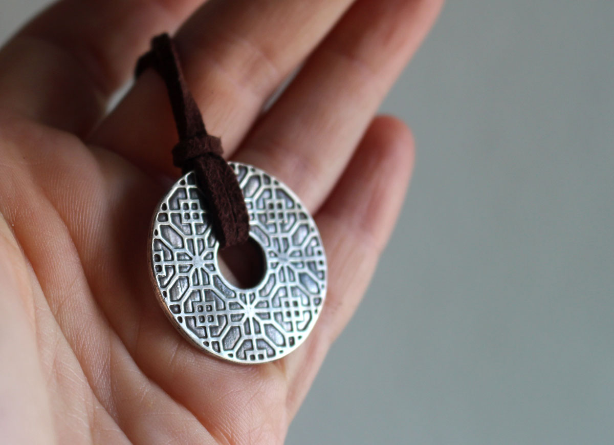Poème de Chine, collier cercle chinois et géométrie florale en argent