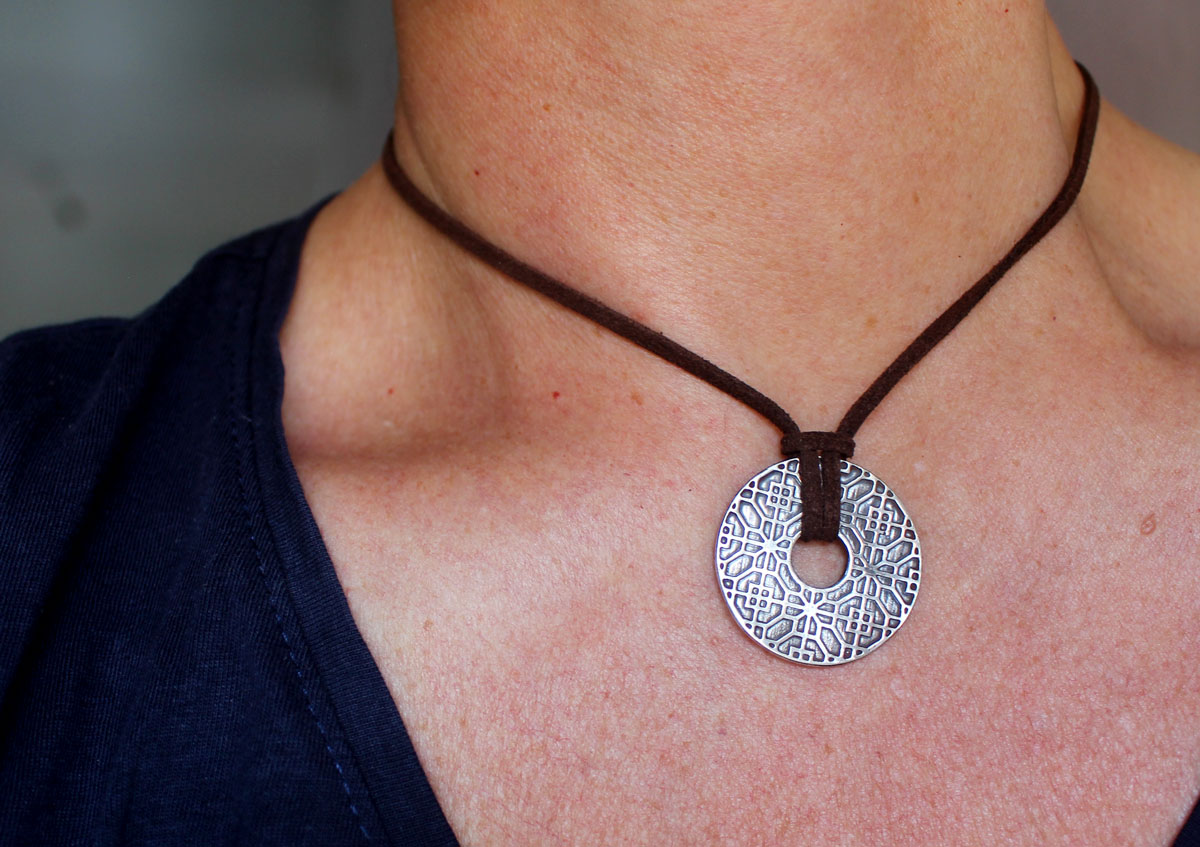 Poème de Chine, collier cercle chinois et géométrie florale en argent