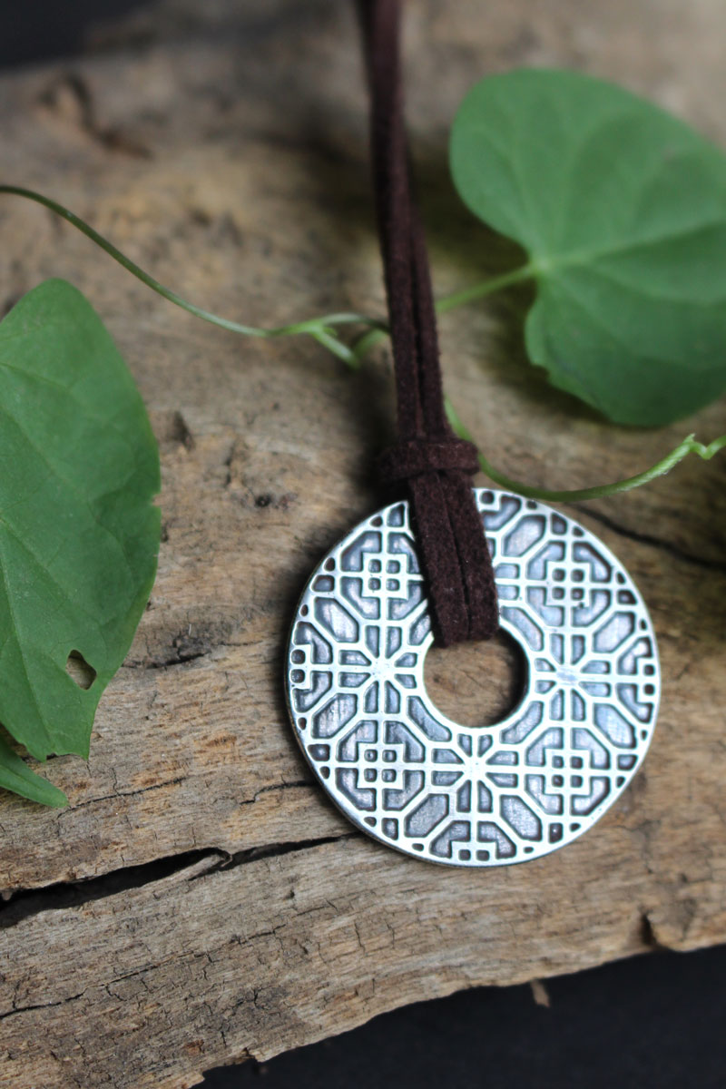 Poème de Chine, collier cercle chinois et géométrie florale en argent