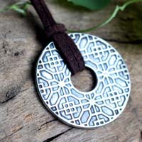Poème de Chine, collier cercle chinois et géométrie florale en argent
