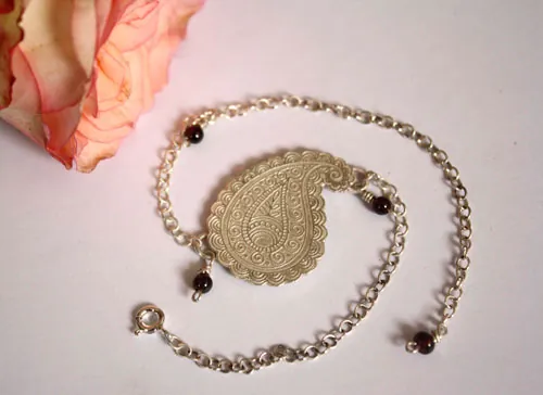 Poème de la terre, chaîne de cheville et bracelet goutte cachemire en argent et grenat