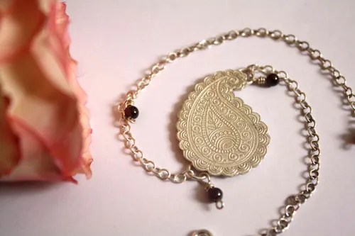 Poème de la terre, chaîne de cheville et bracelet goutte cachemire en argent et grenat