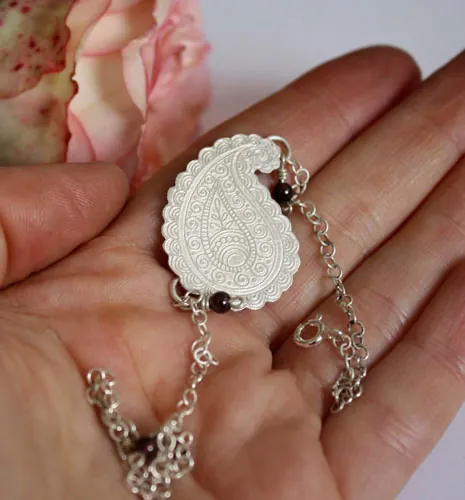 Poème de la terre, chaîne de cheville et bracelet goutte cachemire en argent et grenat