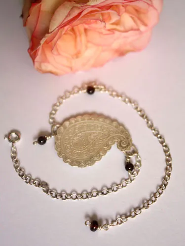 Poème de la terre, chaîne de cheville et bracelet goutte cachemire en argent et grenat