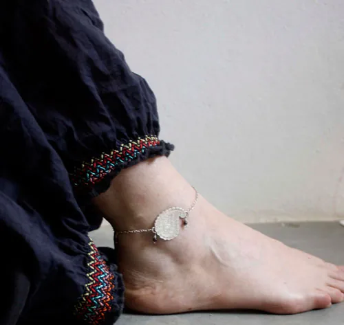 Poème de la terre, chaîne de cheville et bracelet goutte cachemire en argent et grenat