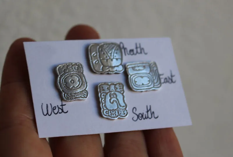 Points cardinaux mayas, boucles d’oreilles glyphe mexicain maya, nord-sud-est-ouest, en argent