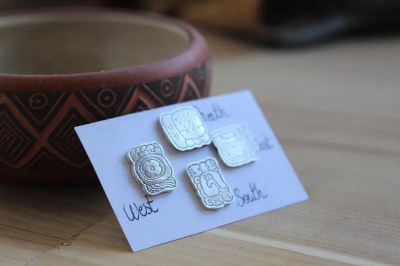 Points cardinaux mayas, boucles d’oreilles glyphe mexicain maya, nord-sud-est-ouest, en argent