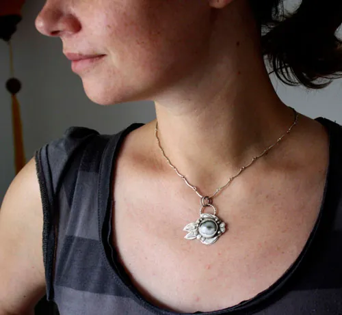 Poisson globe, pendentif fugu en argent et jaspe océan