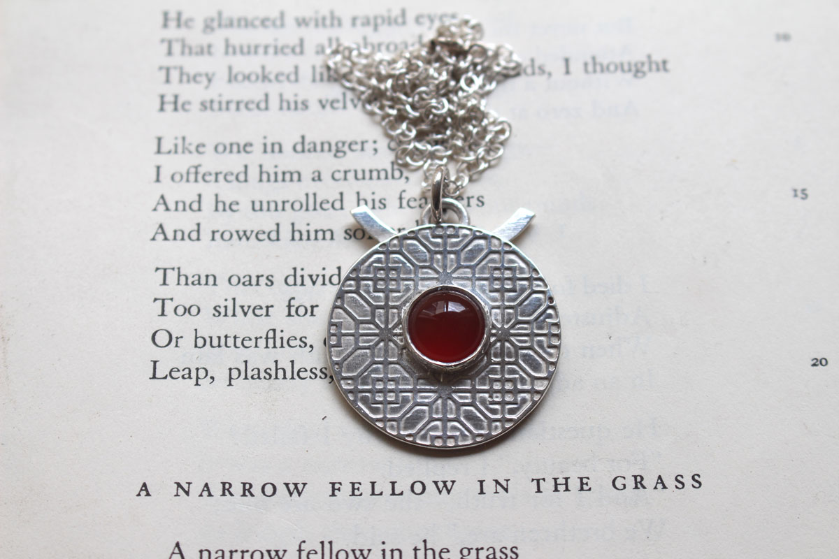 Porte rouge, collier architecture chinoise en argent et cornaline