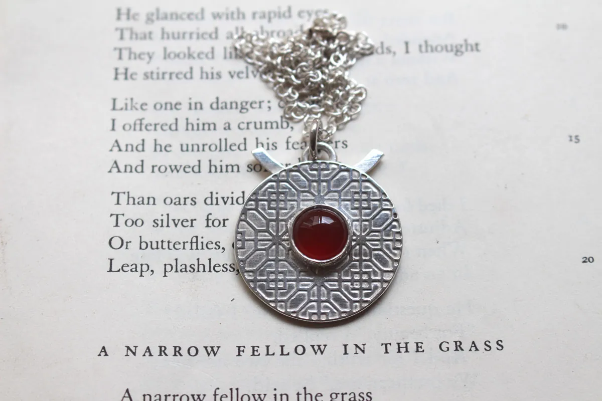 Porte rouge, collier architecture chinoise en argent et cornaline