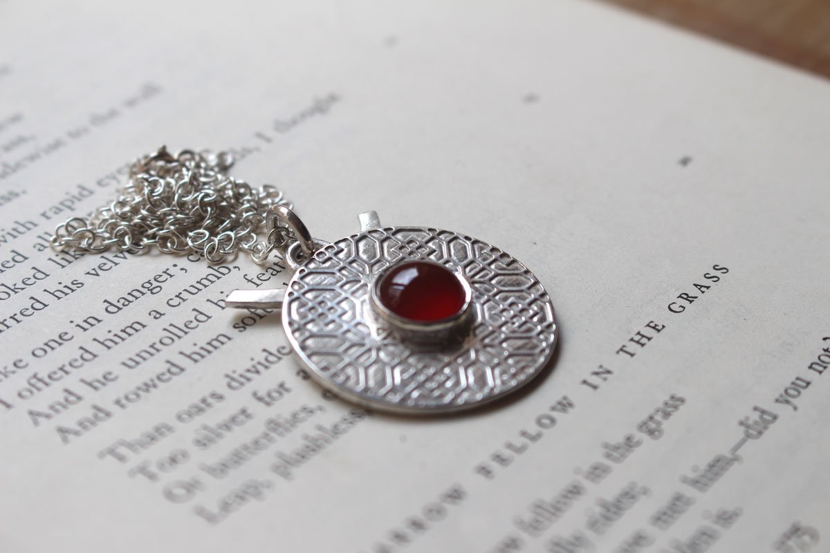 Porte rouge, collier architecture chinoise en argent et cornaline