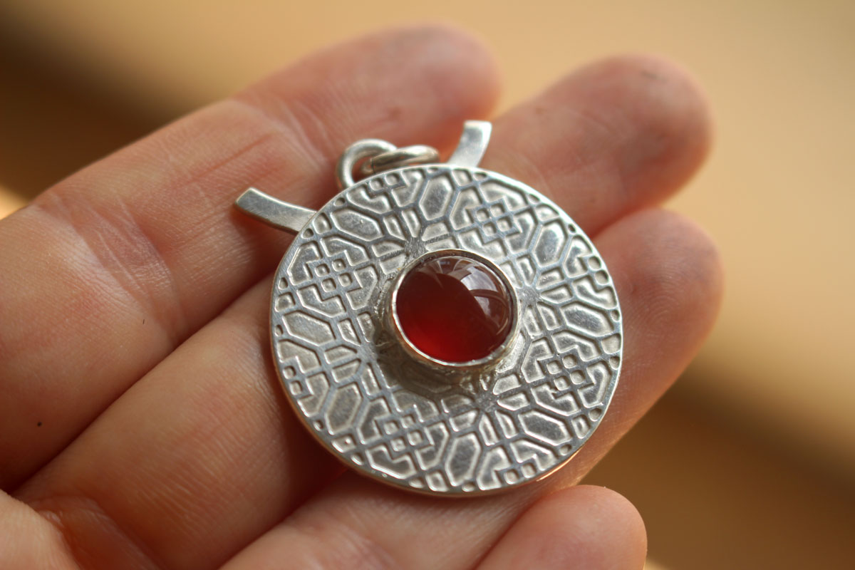 Porte rouge, collier architecture chinoise en argent et cornaline