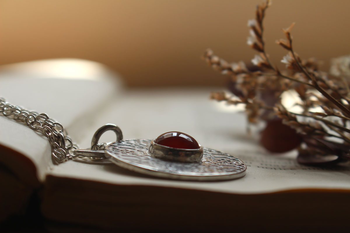 Porte rouge, collier architecture chinoise en argent et cornaline