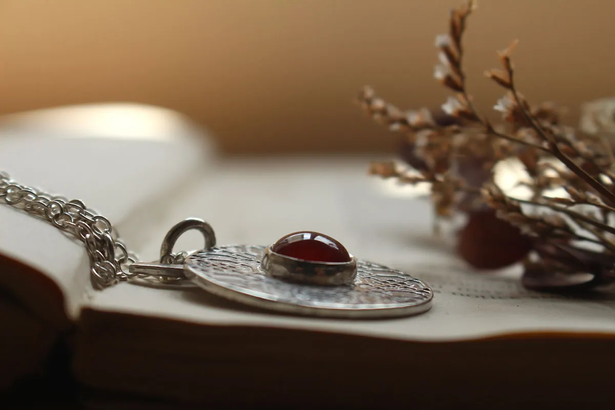 Porte rouge, collier architecture chinoise en argent et cornaline