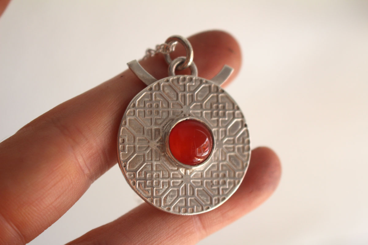 Porte rouge, collier architecture chinoise en argent et cornaline