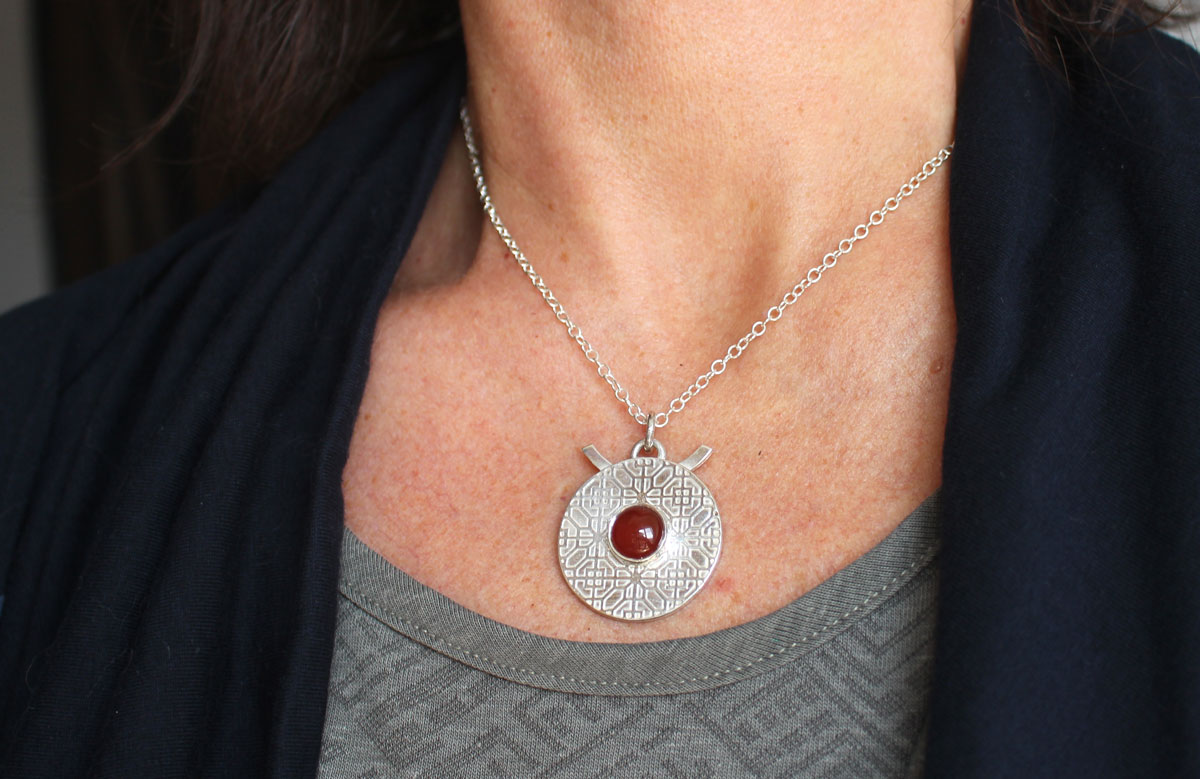 Porte rouge, collier architecture chinoise en argent et cornaline