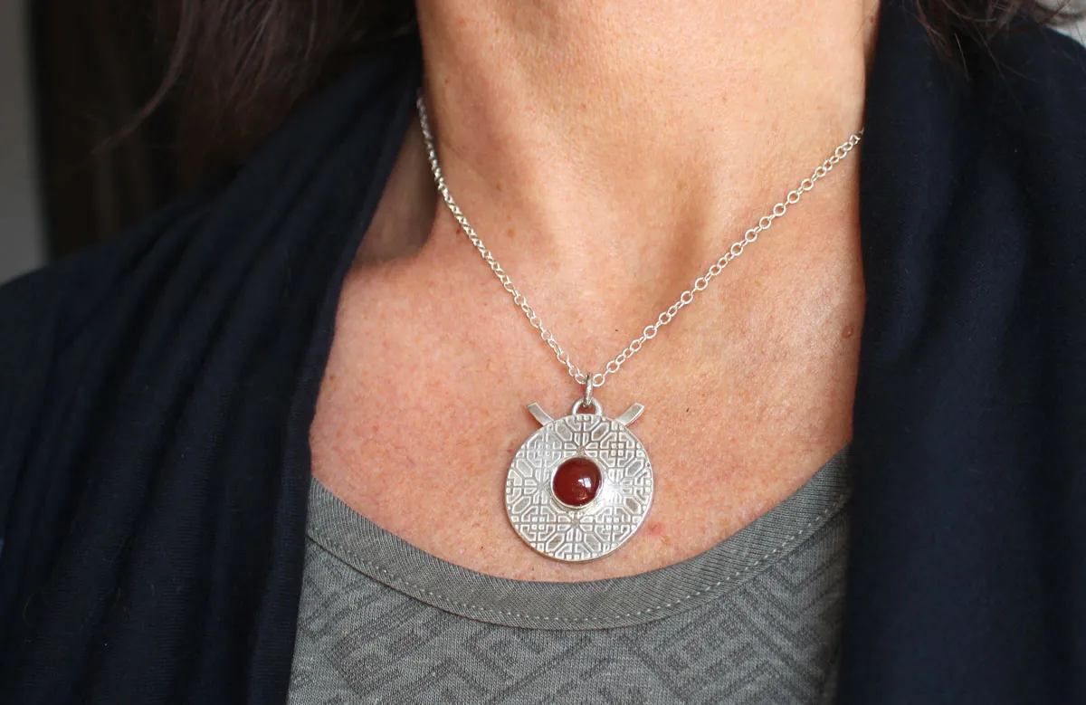 Porte rouge, collier architecture chinoise en argent et cornaline
