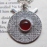Porte rouge, collier architecture chinoise en argent et cornaline