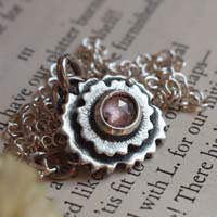Primevère cuisse de nymphe, collier fleur en argent et saphir rose