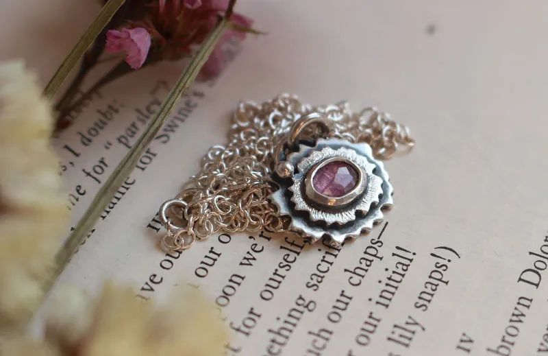 Primevère rose, collier fleur en argent et saphir rose