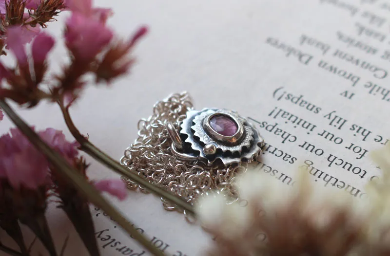 Primevère rose, collier fleur en argent et saphir rose