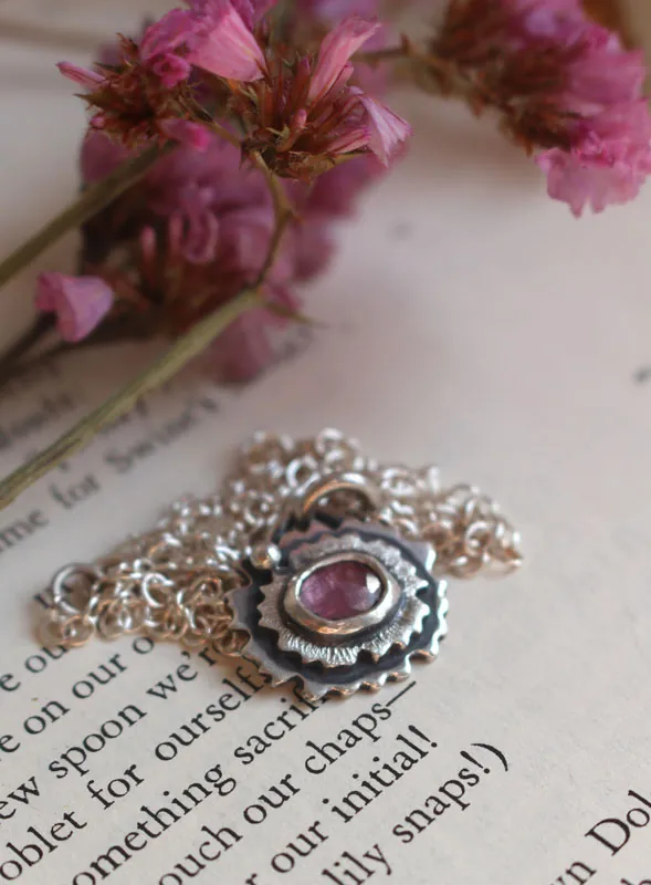 Primevère rose, collier fleur en argent et saphir rose