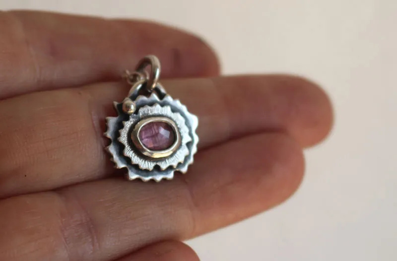 Primevère rose, collier fleur en argent et saphir rose