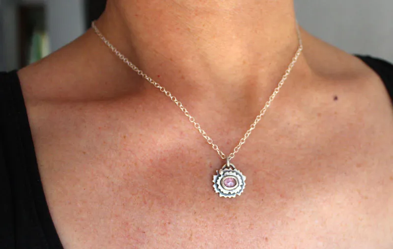 Primevère rose, collier fleur en argent et saphir rose