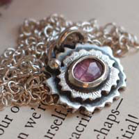 Primevère rose, collier fleur et saphir rose