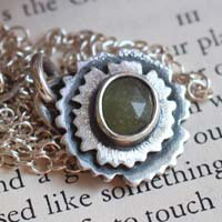 Primevère vert amande, collier fleur en argent et saphir vert