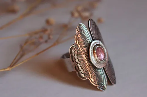 Psyché, bague les papillons amoureux en argent et saphir rose