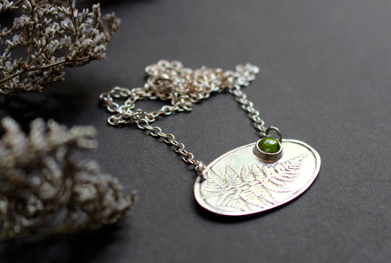 Parfum des sous-bois, collier fougère en argent et péridot