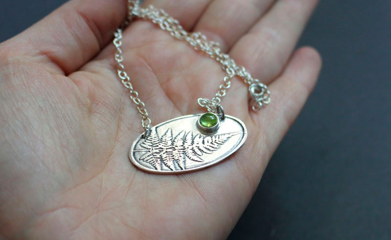 Parfum des sous-bois, collier fougère en argent et péridot