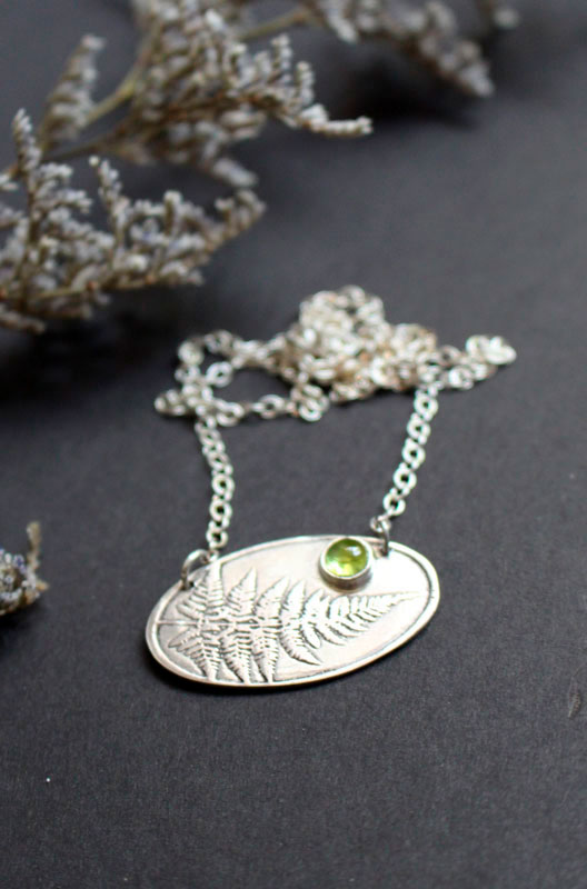 Parfum des sous-bois, collier fougère en argent et péridot