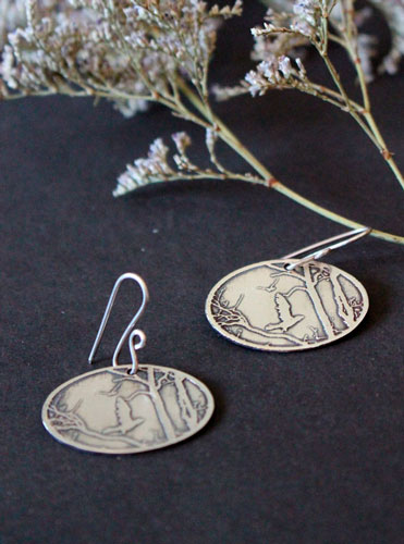 Petit matin d’automne, boucles d’oreilles corbeau dans la forêt en argent