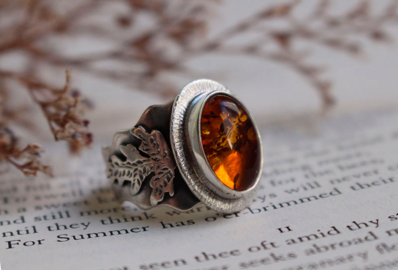Petite feuille d’or, bague feuille en argent et ambre