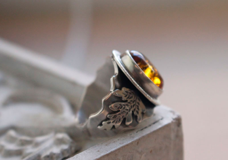 Petite feuille d’or, bague feuille en argent et ambre