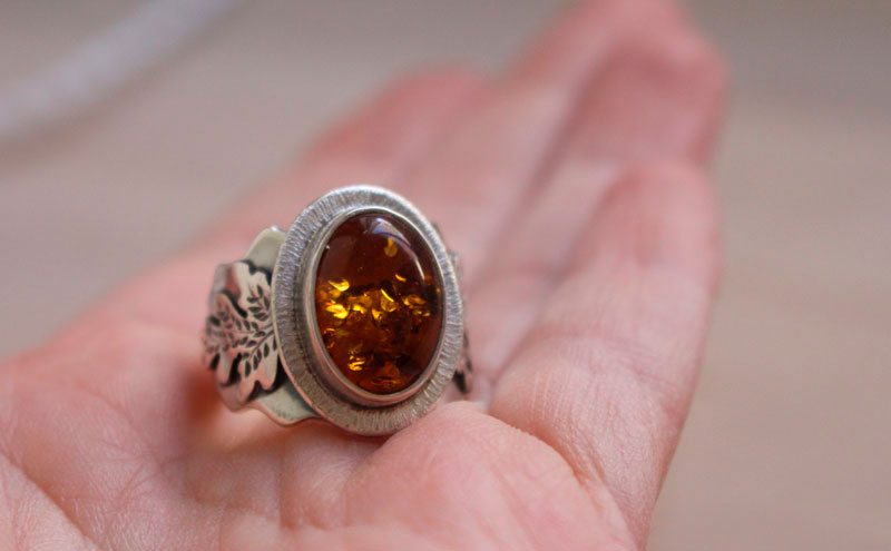 Petite feuille d’or, bague feuille en argent et ambre