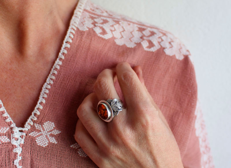 Petite feuille d’or, bague feuille en argent et ambre