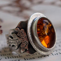 Petite feuille d’or, bague feuille en argent et ambre